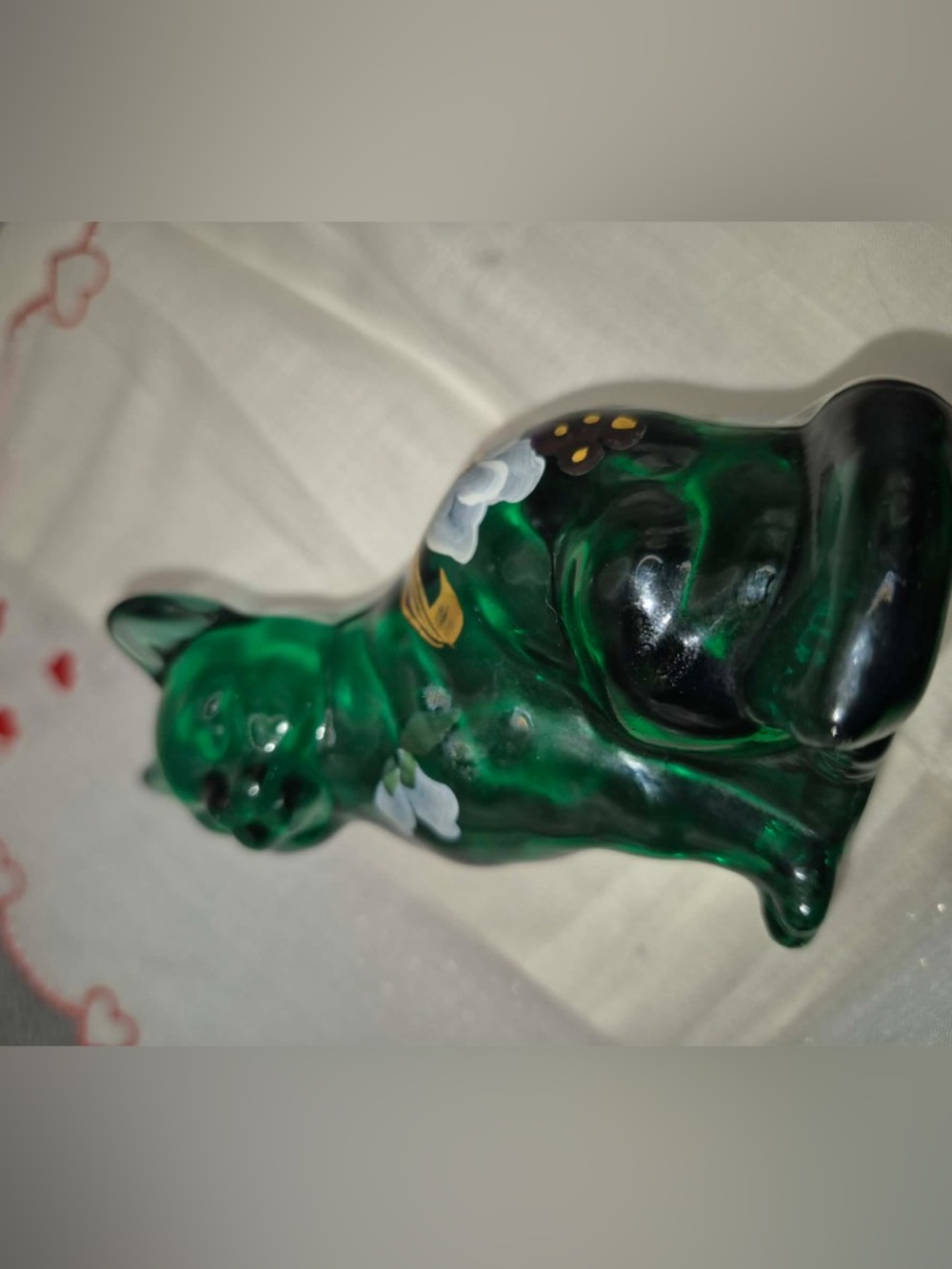 Fenton Glass Cat Emerald ‘Spruce’ Green Hand-painted Magnolia w Gold Gilding - Picture 3 of 9